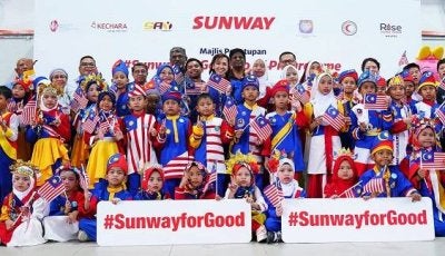Tengku Zatashah bergambar bersama kanak-kanak yang membuat persembahan pada Program Penutup #SunwayforGood 2026.
