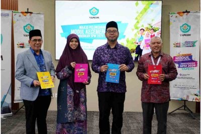 Zulkifli Hasan bersama Timbalannya, Marhamah Rosli, Pengerusi Lembaga Pemegang Amanah YAPEIM, Abdul Khudus Mohd Naaim, Ketua Pengarah YAPEIM, Zabidi Nasam melancarkan Modul Kecemerlangan Pendidikan SPM YAPEIM 2026. Foto Bernama 