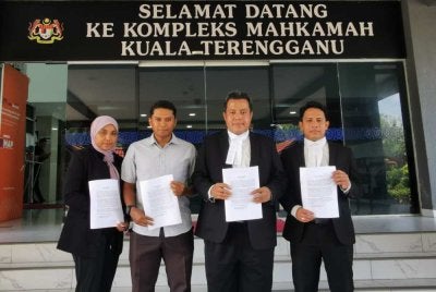Mohd Hazwan (dua dari kanan) dan barisan peguam Tetuan Rafaei & Co. bersama keluarga plaintif merakam kenangan selepas selesai prosiding kes di Mahkamah Tinggi Kuala Terengganu.