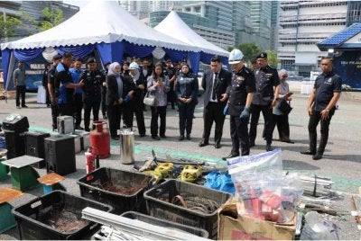 Antara barang kes jenayah yang dilupuskan di IPD Brickfields pada Khamis. Foto: Polis KL
