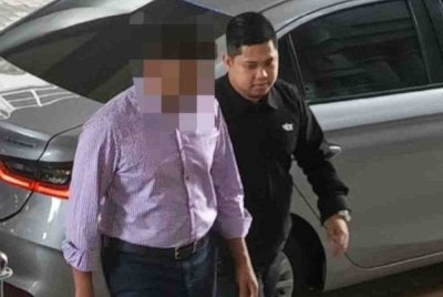 Seorang pengurus syarikat direman bagi membantu siasatan dokumen yang mengandungi butir matan palsu bagi mendapatkan pengurangan cukai bernilai kira-kira RM200 juta. Foto SPRM