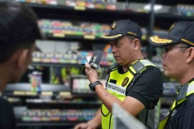Operasi Bersepadu menggempur 17 premis menjual vape di sekitar Subang Jaya pada Rabu. Foto: KPDN Selangor