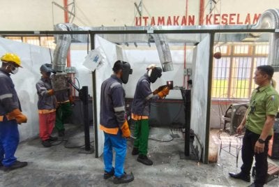 Azman sudah mampu melakukan kerja mengimpal dan memotong plat selain menghasilkan pelbagai produk seperti bangku, kerusi, meja, tempat meletakkan pasu bunga serta penyidai pakaian.
