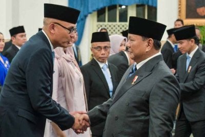 Prabowo (dua dari kanan) bersalaman dengan Arrmanatha yang dilantik sebagai Menteri Luar baharu pada Khamis.
