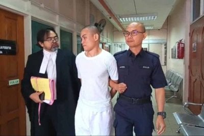 Tertuduh bersama peguamnya (kiri) semasa hadir ke Mahkamah Tawau.