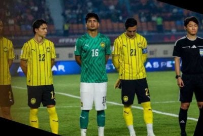 Malaysia terpaksa akur gagal ke pentas final Piala ASEAN FIFA biarpun membelasah Singapura 6-0 dalam aksi terakhir kumpulan di Bandung pada Khamis. Foto Malaysia NT