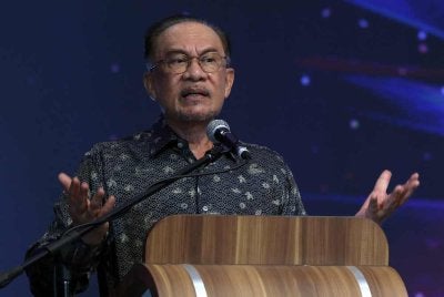 Anwar Ibrahim ketika berucap pada Majlis Anugerah Tokoh Siswa Negara 2026 di sebuah hotel di ibu negara pada Khamis. - FOTO: Bernama