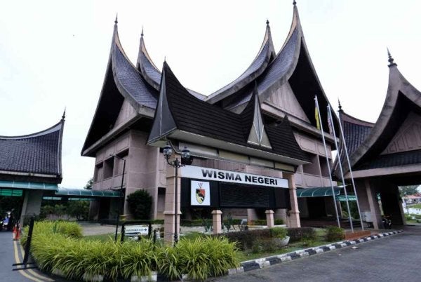 UMNO menghormati bidang kuasa serta urusan Istana dan tidak berhasrat untuk mencampuri perkara yang berkaitan dengan adat perpatih.