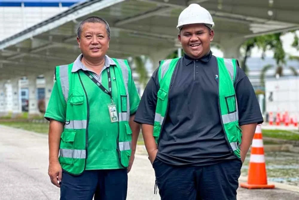 Mohammad Amirruddin (kanan) pernah bekerja sebagai pencuci di Singapura.