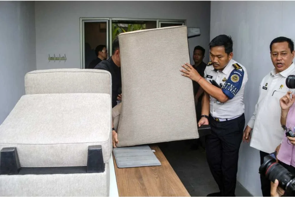 Antara perabot yang disenaraikan sebagai barang bukti. Foto AFP
