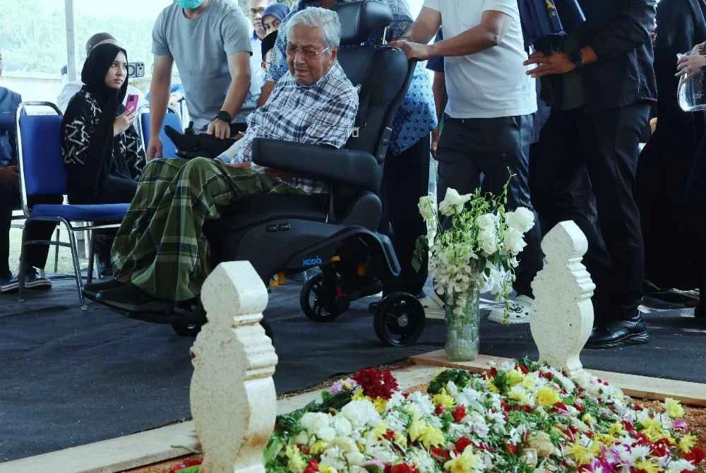 Bekas Perdana Menteri Tun Dr Mahathir Mohamad kelihatan sedih ketika menziarahi pusara isterinya Tun Dr Siti Hasmah Mohd Ali di Pusara Negara Presint 20 pada Khamis. Foto Bernama 