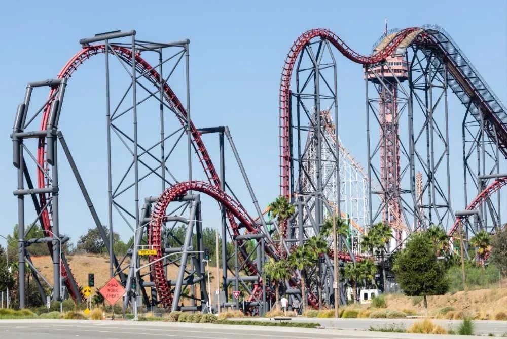 Roller coaster X2 yang popular di LA.