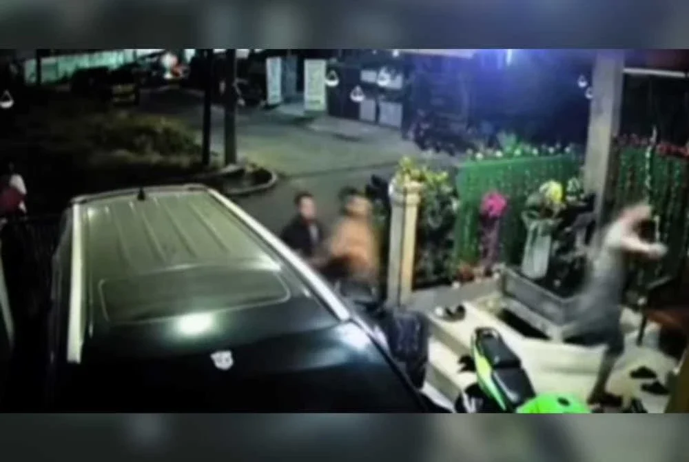 20 individu dilapor menyerang sebuah rumah penduduk gara-gara tidak berpuas hati ditegur ekzos bising.
