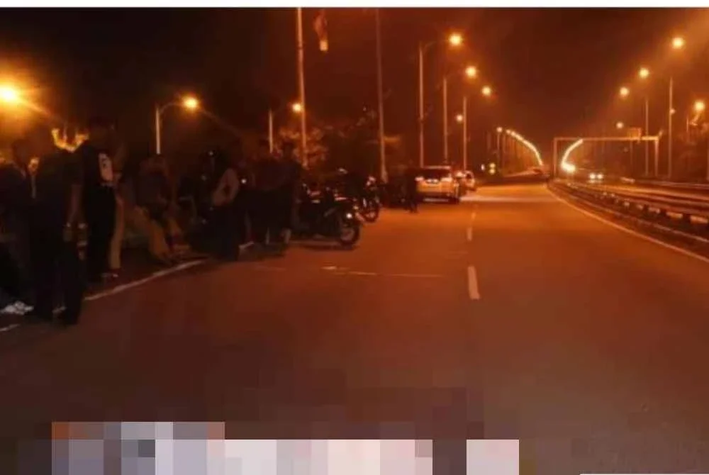 Seorang wanita maut selepas dilanggar sebuah kereta di Jambatan Sultan Mahmud awal pagi tadi.