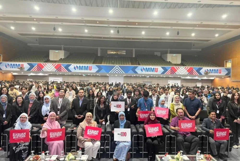 Nurhayati (duduk, tengah) bersama peserta serta tetamu jemputan pada Hari Integriti dan Kepimpinan 2026.