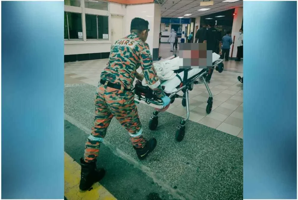 Mangsa yang cedera diberikan rawatan awal oleh anggota Unit Bantuan Perkhidmatan Kecemasan (EMRS) dengan memasang cervical collar sebelum dihantar ke hospital untuk rawatan lanjut. Foto JBPM Perak