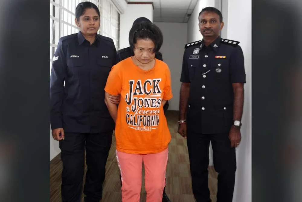 Tertuduh, Chew Loong Thye (tengah) didakwa di Mahkamah Majistret Ipoh pada Jumaat atas pertuduhan membunuh ibunya di sebuah rumah di Menglembu, minggu lalu.