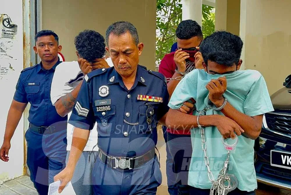Ketiga-tiga tertuduh mengaku tidak bersalah terhadap dua pertuduhan mendatangkan kecederaan terhadap dua lelaki pada Ogos lalu.