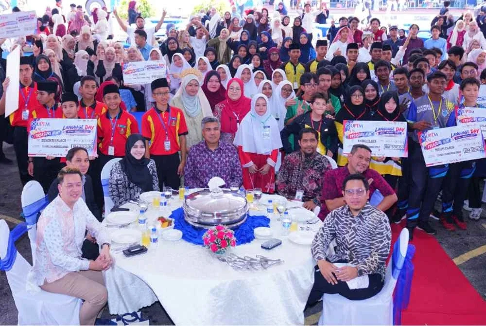 Peserta bergambar bersama Zahari (tengah) dan Syarifah Syahirah (duduk tiga dari kiri) ketika program Language Day 2026 bertemakan “Nĭ Hǎo • Marhaban • Bonjour: Bridging Cultures, Amazing Communities” di kampus UPTM.