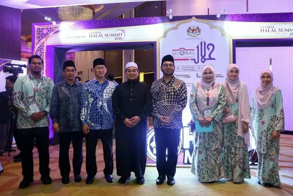 ZULKIFLI (empat dari kanan) bersama Mufti Pulau Pinang, Datuk Dr Mohd Sukki Othman (empat dari kiri) dan para pegawai Jakim.