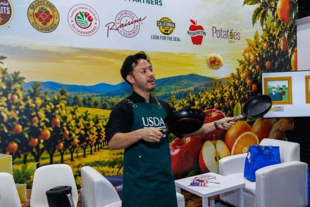 CEF Sid Murshid melakukan demonstrasi masakan di reruai USDA sempena MIHAS 2026.