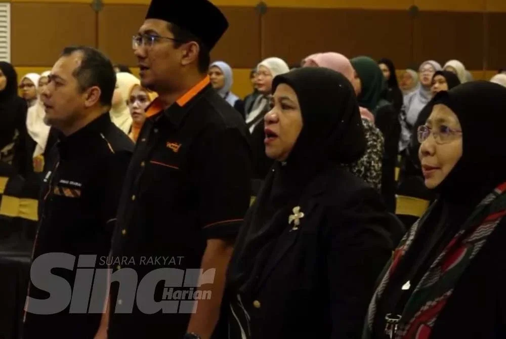 Hisyam (dua dari kiri) ketika program Women #QuranHour 2026 'Wanita Felda Bingkas' di Menara Felda pada Jumaat.