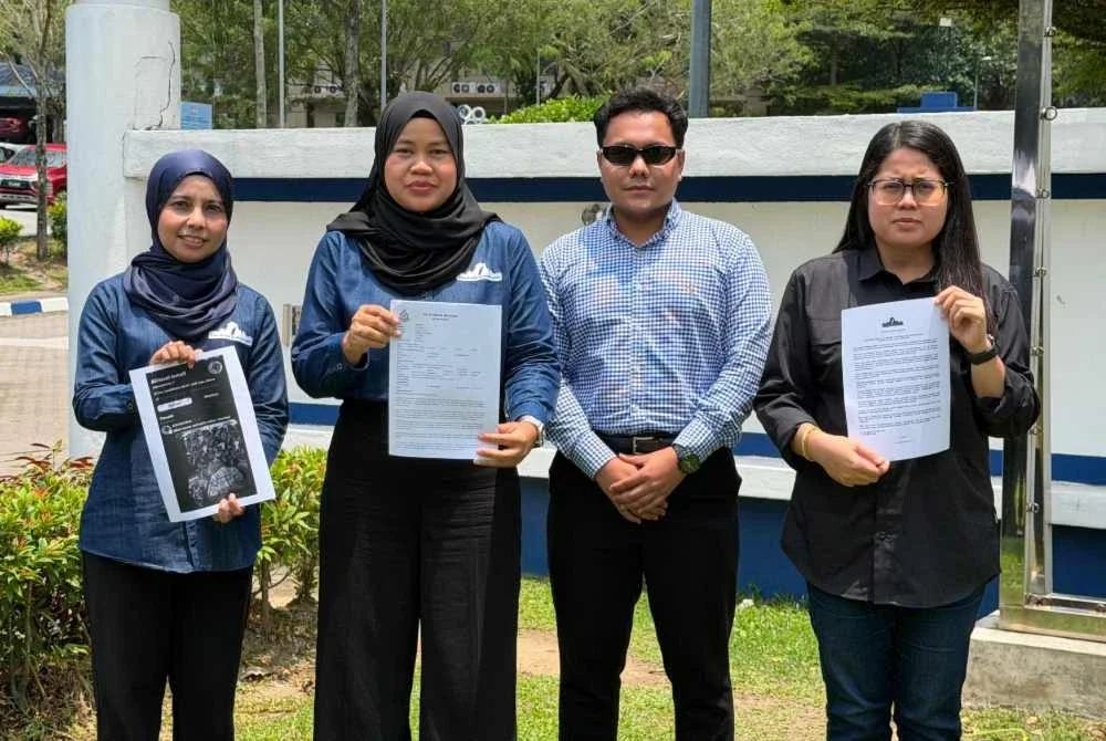Presiden KMP, Tuan Buqhairah Tuan Muhamad Adnan (dua dari kiri) bersama ahli persatuan selepas selesai membuat laporan polis di Balai Polis Presint 7, Putrajaya pada Jumaat.