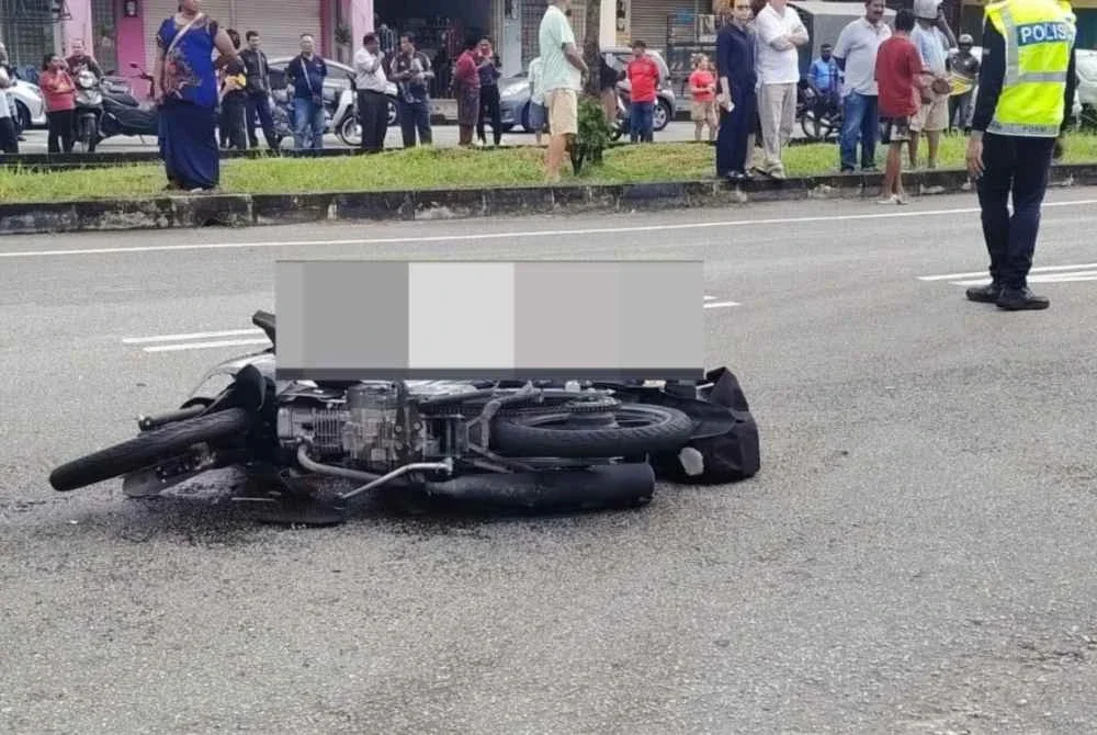Motosikal dinaiki bertembung dengan sebuah kereta di Jalan Perpaduan berhampiran Taman Perpaduan Ria, Tambun pada Jumaat.
