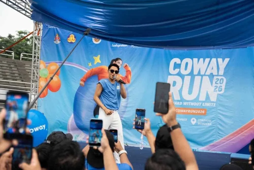 Penyanyi dan pelakon Malaysia, Hael Husaini, membuat persembahan di Coway Run 2026 