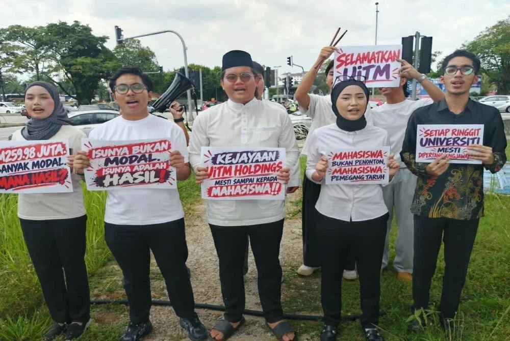 Hazim (tengah) bersama mahasiswa selepas mengadakan sidang akhbar di sini pada Jumaat.