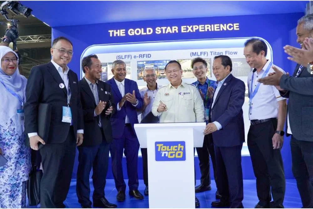 Alexander (tengah) menandatangani plak peringatan semasa kunjungan beliau ke Pavilion Touch ‘n Go di MyARTTE 2026, MITEC Kuala Lumpur.