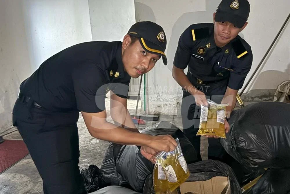 Timbunan kotak mengandungi minyak peket yang disorokkan di tingkat atas premis.