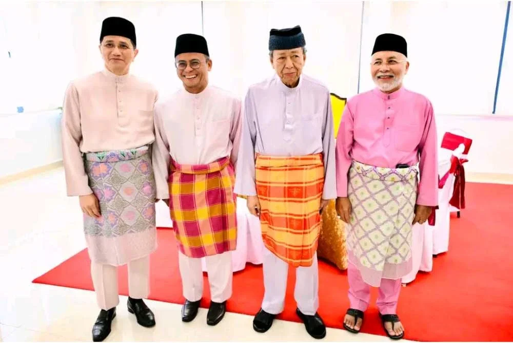Sultan Selangor (dua dari kanan) bergambar bersama Amirudin (dua dari kiri), Mohamed Azmin (kiri) dan Mohamad Khir.