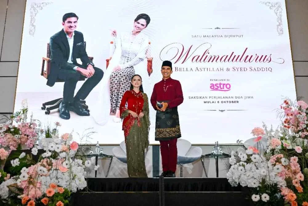Syed Saddiq (kanan) dan Bella Astillah tampil bersama pada sidang akhbar mengenai walimatul urus perkahwinan mereka di KLGCC, Bukit Kiara. Foto: Bernama