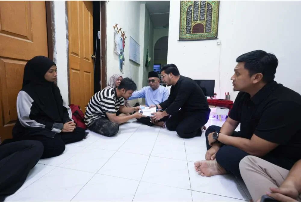 Perdana Menteri, Datuk Seri Anwar Ibrahim melalui Pusat Khidmat Ahli Parlimen Tambun menyumbangkan bantuan awal sebanyak RM2,000 kepada waris keluarga.
