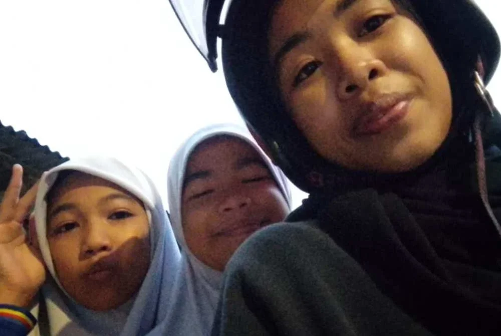 Norhayati Qaliesha (kiri) yang masih menerima rawatan manakala kakaknya, Elyana Nasuha, 19, dan adik perempuan, Suhaila, 10, terkorban dalam nahas dua kenderaan di Jalan Perpaduan, Tambun pada Jumaat.