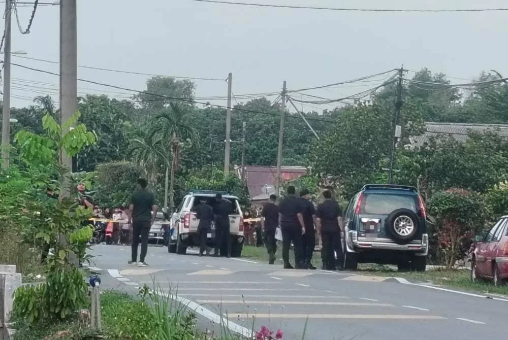UPB KLIA tiba di lokasi bagi melaksanakan pemeriksaan tiga butir disyaki bom mortar pada Jumaat.