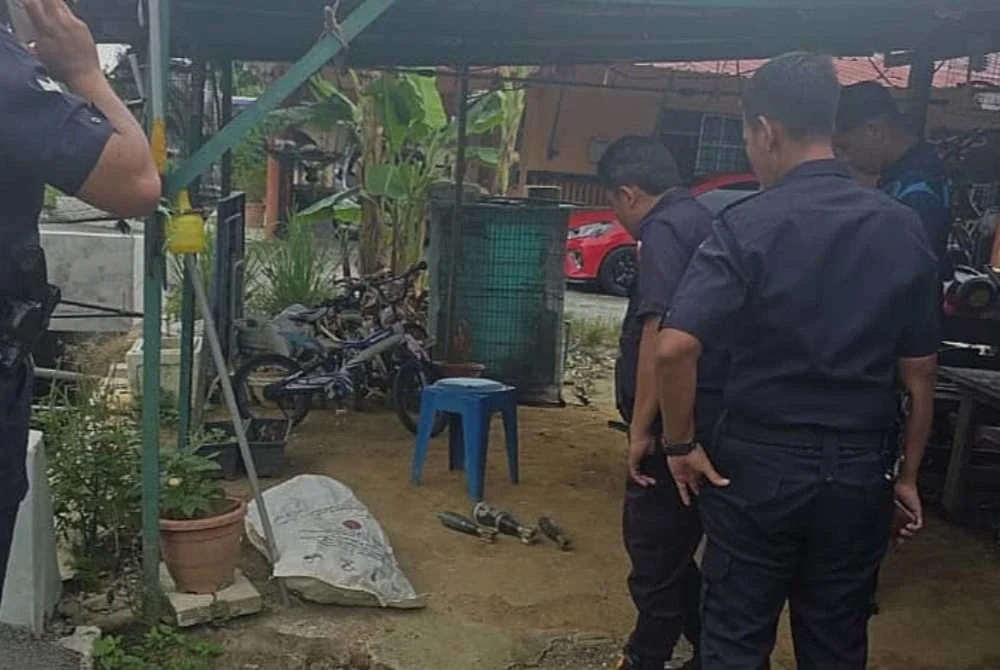 Anggota polis melaksanakan pemeriksaan awal tiga butir disyaki bom mortar di sebuah rumah di Kampung Dato' Ahmad Razali, Sepang pada Jumaat. Foto tular penduduk