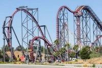 Roller coaster X2 yang popular di LA.