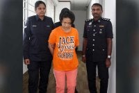 Tertuduh, Chew Loong Thye (tengah) didakwa di Mahkamah Majistret Ipoh pada Jumaat atas pertuduhan membunuh ibunya di sebuah rumah di Menglembu, minggu lalu.