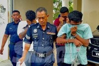 Ketiga-tiga tertuduh mengaku tidak bersalah terhadap dua pertuduhan mendatangkan kecederaan terhadap dua lelaki pada Ogos lalu.