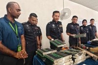 Johari (tiga dari kiri) menunjukkan antara barangan yang menjadi sasaran geng curi kabel.