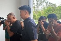 Ibu tunggal didenda RM3,000 manakala buruh kasar didenda RM4,000 oleh Mahkamah Majistret Pengerang, Kota Tinggi selepas cuba memperdaya pemilik kedai pajak gadai dengan menggadaikan gelang emas palsu.