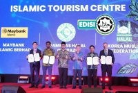 ZULKIFLI (tiga dari kiri) menyaksikan penyerahan kerjasama Jakim dengan dua badan pensijilan halal baharu iaitu Fambras Halal of Brazil dan Korea Muslim Federation.
