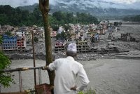 Seorang penduduk melihat sisa-sisa kemusnahan susulan banjir kilat di Trishuli, daerah Nuwakot, Nepal. Foto: AFP
