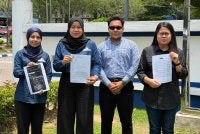 Presiden KMP, Tuan Buqhairah Tuan Muhamad Adnan (dua dari kiri) bersama ahli persatuan selepas selesai membuat laporan polis di Balai Polis Presint 7, Putrajaya pada Jumaat.