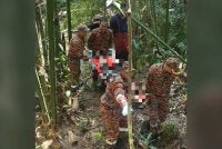 Mayat mangsa dibawa keluar dari lokasi selepas ditemukan di anak sungai dalam kejadian kemalangan di Jalan Kawakaan, Kota Kinabalu.