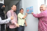 SERAHAN rumah bina baharu Projek Sinar Lestari YAPEIM di Bangi baru-baru ini. 