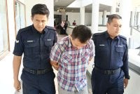 Penghantar barangan itu mengaku tidak bersalah atas pertuduhan menyebabkan kecederaan parah terhadap teman wanita.
