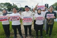 Hazim (tengah) bersama mahasiswa selepas mengadakan sidang akhbar di sini pada Jumaat.
